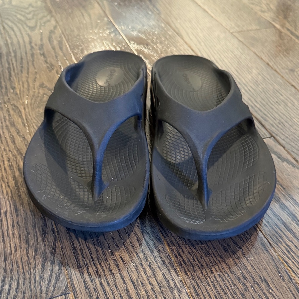 OOFOS Women's Classic Black cloud flip flop Sandals - Picture 4 of 6